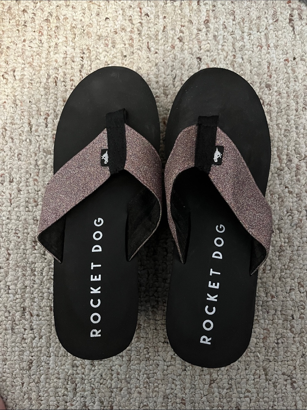 Rocket Dog Glitter Thong Sandals in Rose Metallic wedges size 11